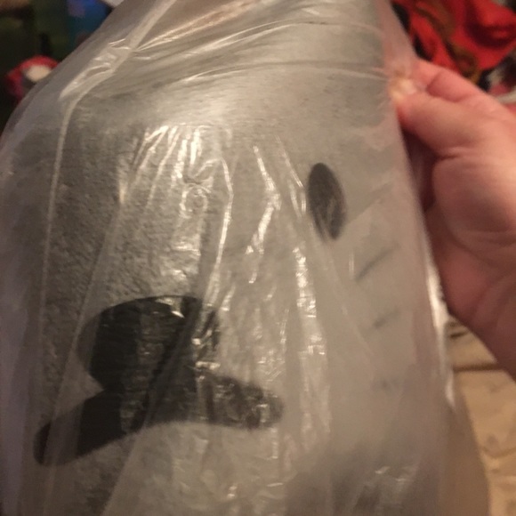 “Cat”Themed Cat bed Brand new in bag Grey with cat face and Tail size Medium - Picture 4 of 7